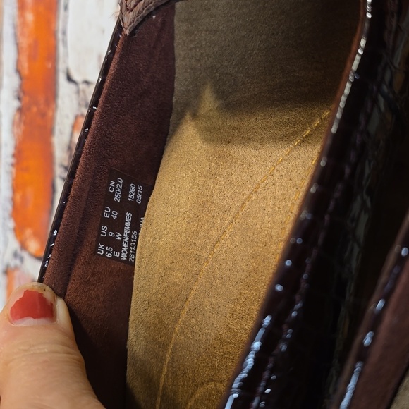 Clark's Timeless Fark Brown Crocodile Pattent Leather Slip On Loafer Size 9W - Picture 6 of 7